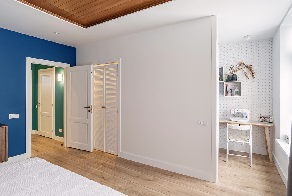 Foto di una camera matrimoniale contemporanea con pareti blu e pavimento in legno massello medio