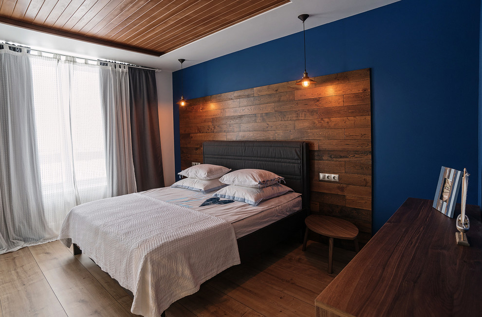 Свежая идея для дизайна: хозяйская спальня в современном стиле с синими стенами, паркетным полом среднего тона, коричневым полом и кроватью в нише - отличное фото интерьера