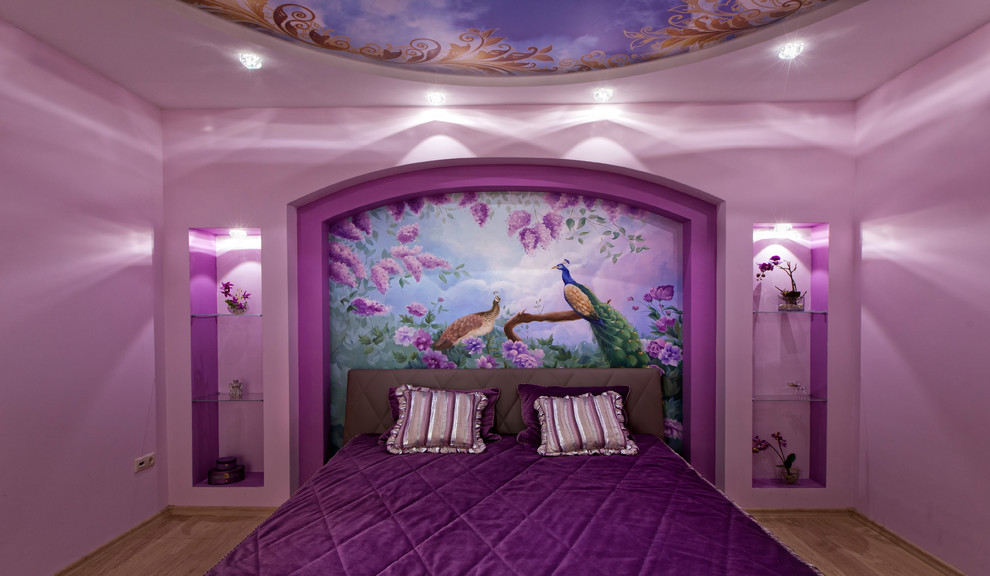Immagine di una camera matrimoniale classica di medie dimensioni con pareti rosa, pavimento in laminato e pavimento beige