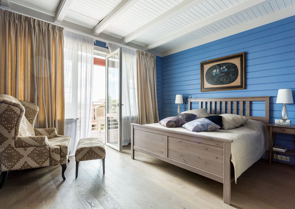 На фото: хозяйская спальня в стиле кантри с синими стенами, светлым паркетным полом и бежевым полом