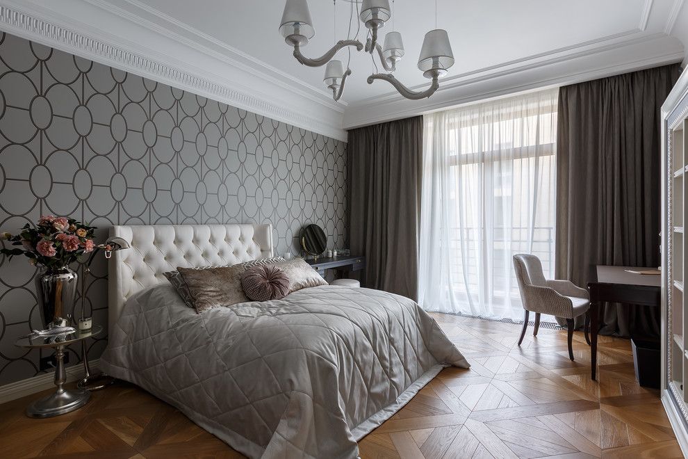 サンクトペテルブルクにある中くらいなトランジショナルスタイルのおしゃれな寝室 (グレーの壁、無垢フローリング、暖炉なし、茶色い床) のレイアウト