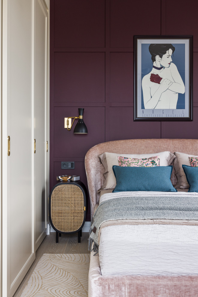 Стильный дизайн: хозяйская спальня в современном стиле с фиолетовыми стенами - последний тренд