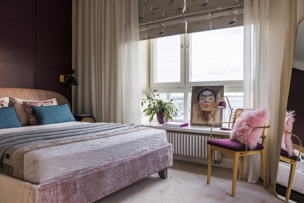 Пример оригинального дизайна: хозяйская спальня в современном стиле с фиолетовыми стенами и кроватью в нише