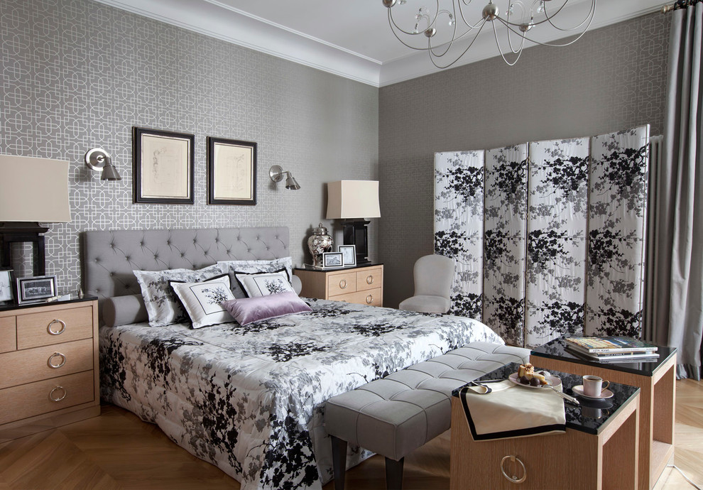 Свежая идея для дизайна: хозяйская спальня в классическом стиле с серыми стенами и светлым паркетным полом - отличное фото интерьера