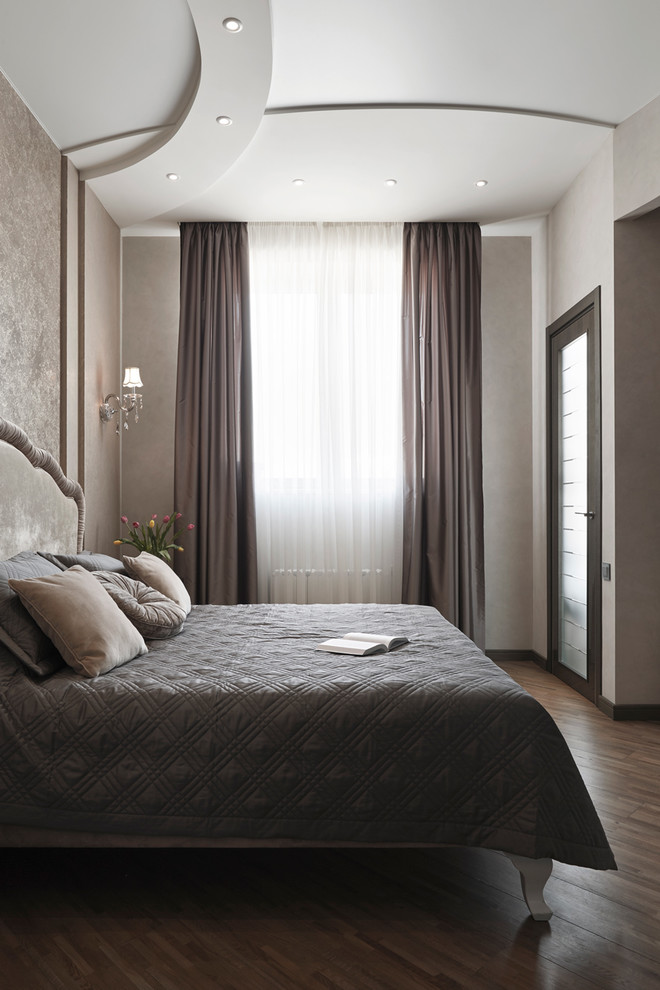 Свежая идея для дизайна: спальня в современном стиле с бежевыми стенами, паркетным полом среднего тона и коричневым полом - отличное фото интерьера