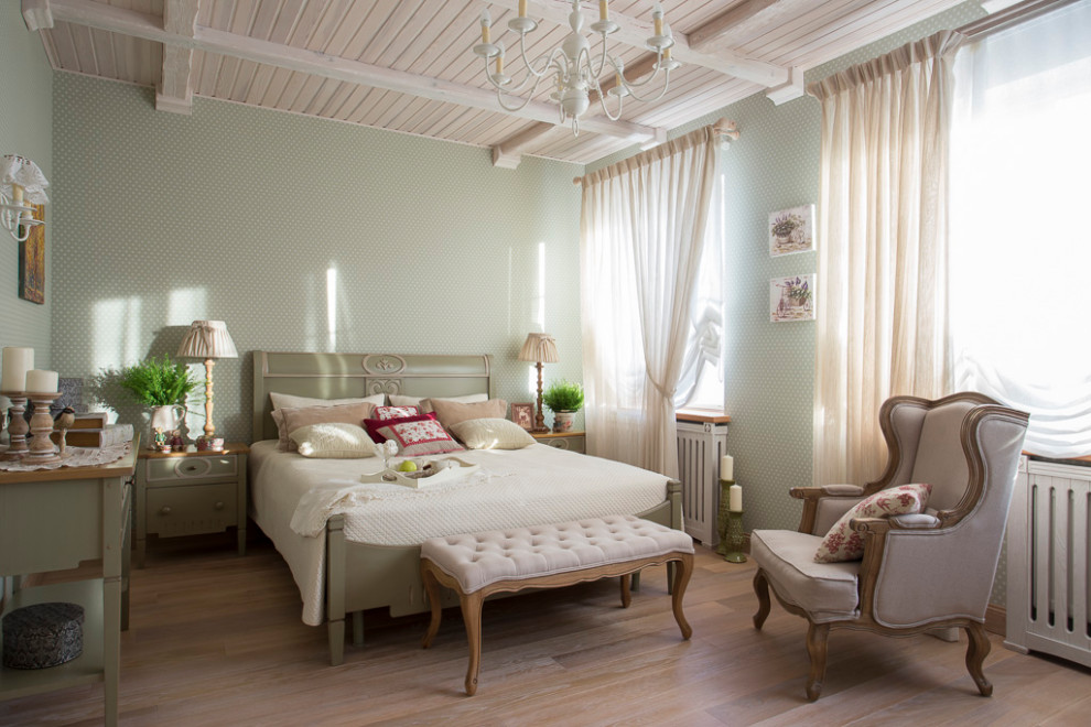 Стильный дизайн: спальня с зелеными стенами, паркетным полом среднего тона и коричневым полом - последний тренд