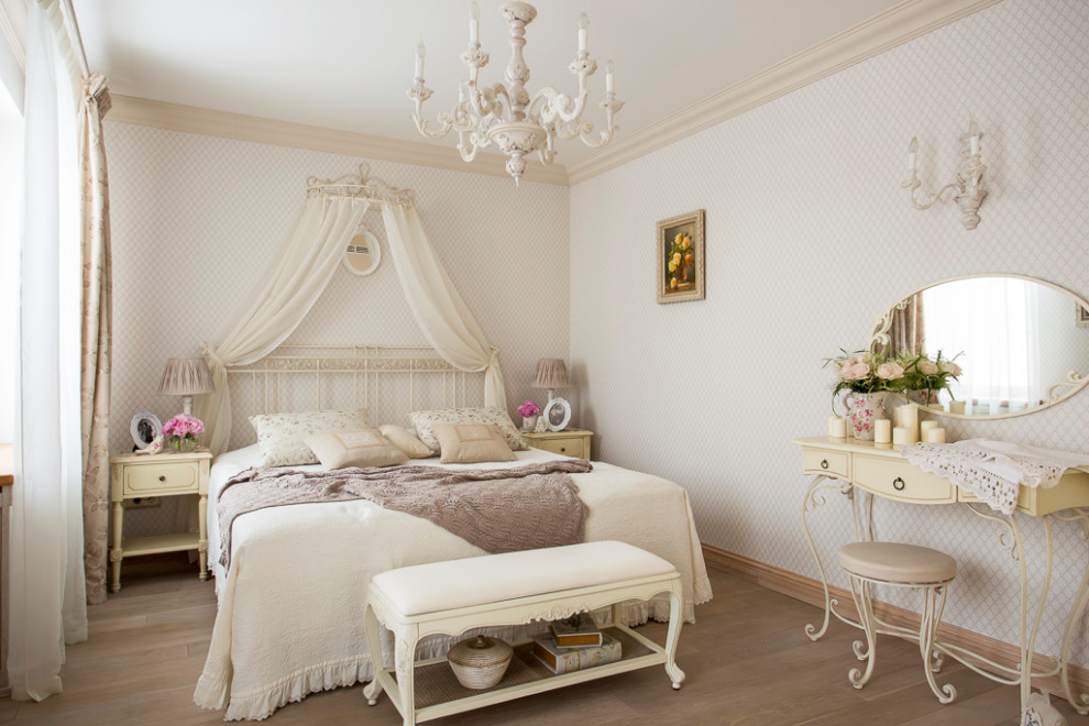 На фото: спальня с белыми стенами, паркетным полом среднего тона и коричневым полом с