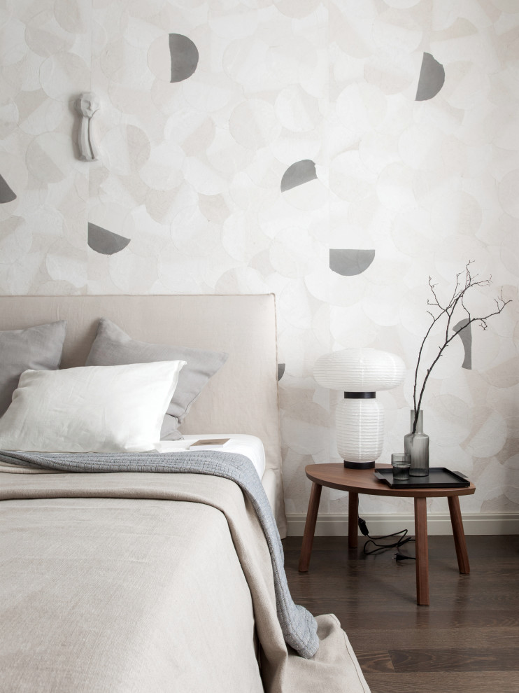 Skandinavisches Schlafzimmer mit bunten Wänden, dunklem Holzboden, braunem Boden und Tapetenwänden in Sonstige
