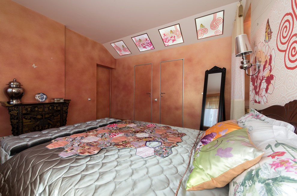 Источник вдохновения для домашнего уюта: спальня среднего размера в стиле фьюжн с оранжевыми стенами