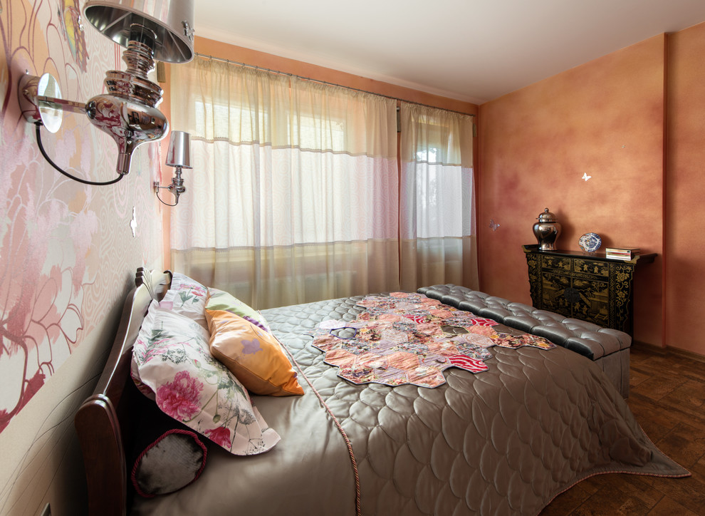 Свежая идея для дизайна: спальня среднего размера в стиле фьюжн с оранжевыми стенами и пробковым полом - отличное фото интерьера