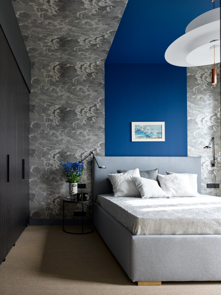 Imagen de dormitorio principal actual grande con paredes multicolor, moqueta y suelo gris