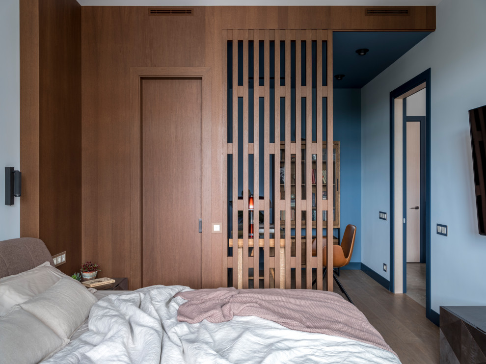 Свежая идея для дизайна: маленькая хозяйская спальня в стиле неоклассика (современная классика) с синими стенами, паркетным полом среднего тона и коричневым полом для на участке и в саду - отличное фото интерьера
