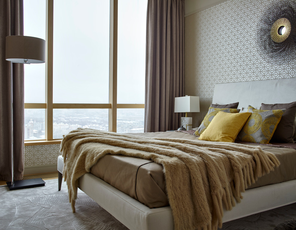 На фото: хозяйская спальня в современном стиле с серыми стенами, ковровым покрытием и кроватью в нише с