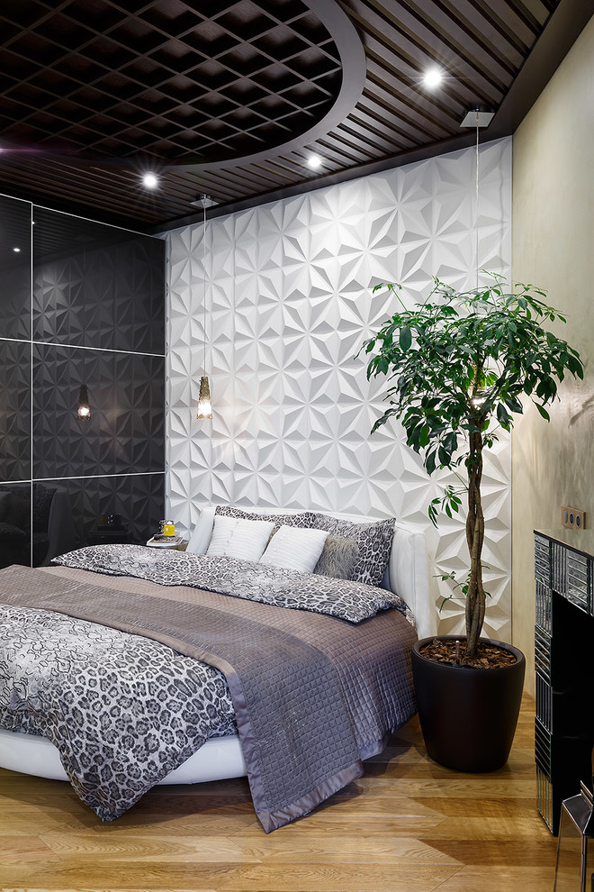 Modernes Hauptschlafzimmer mit weißer Wandfarbe, braunem Holzboden, Kamin und gefliester Kaminumrandung in Sankt Petersburg