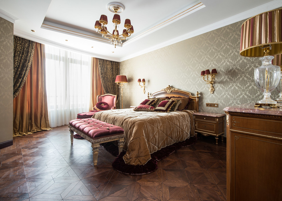 На фото: большая хозяйская спальня в классическом стиле с бежевыми стенами и темным паркетным полом с