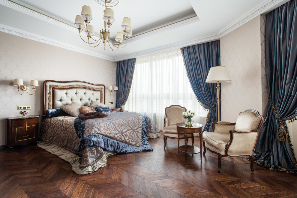 Imagen de habitación de invitados tradicional grande con paredes beige y suelo de madera oscura