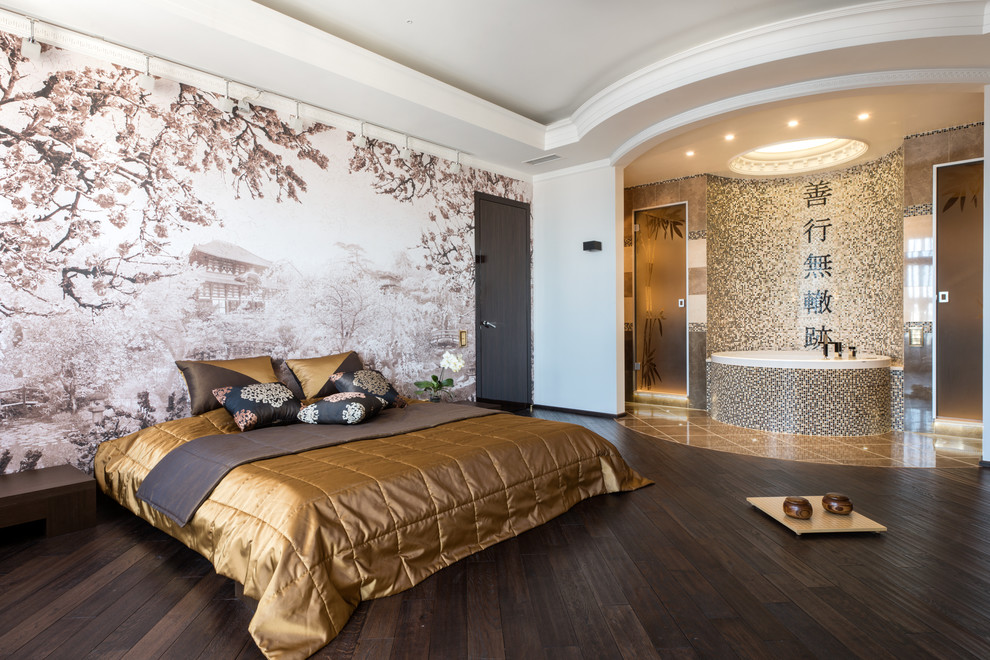 Стильный дизайн: хозяйская спальня в современном стиле с белыми стенами и темным паркетным полом - последний тренд