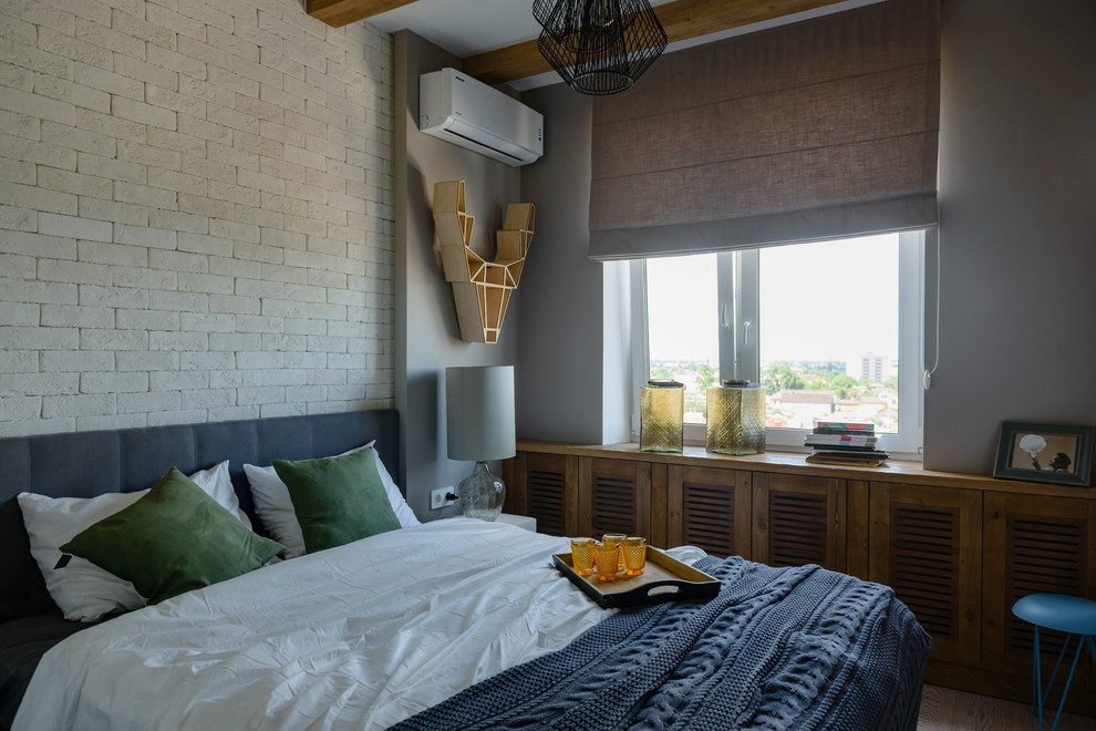 На фото: маленькая хозяйская спальня в скандинавском стиле с серыми стенами и светлым паркетным полом без камина для на участке и в саду с