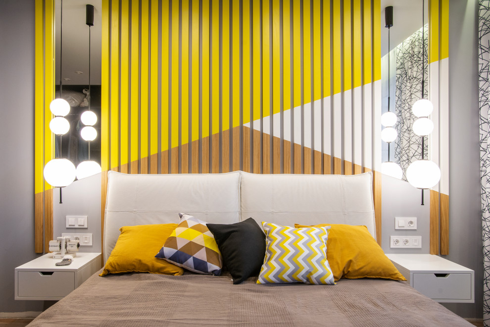Идея дизайна: хозяйская спальня в современном стиле с разноцветными стенами