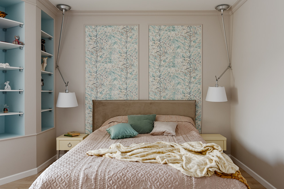 Imagen de dormitorio clásico renovado de tamaño medio sin chimenea con paredes beige, suelo de madera clara y suelo beige