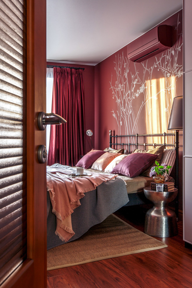 他の地域にあるコンテンポラリースタイルのおしゃれな主寝室 (赤い壁、無垢フローリング、茶色い床) のレイアウト