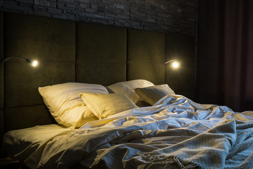 Стильный дизайн: большая хозяйская спальня в современном стиле с зелеными стенами, полом из керамогранита и коричневым полом - последний тренд