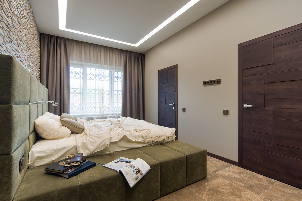 Imagen de dormitorio principal actual grande con paredes verdes, suelo de baldosas de porcelana y suelo marrón