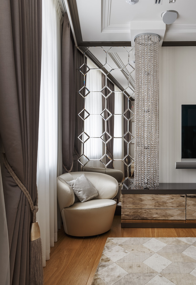 Ispirazione per una camera matrimoniale design con pareti bianche, pavimento in legno massello medio e pavimento marrone