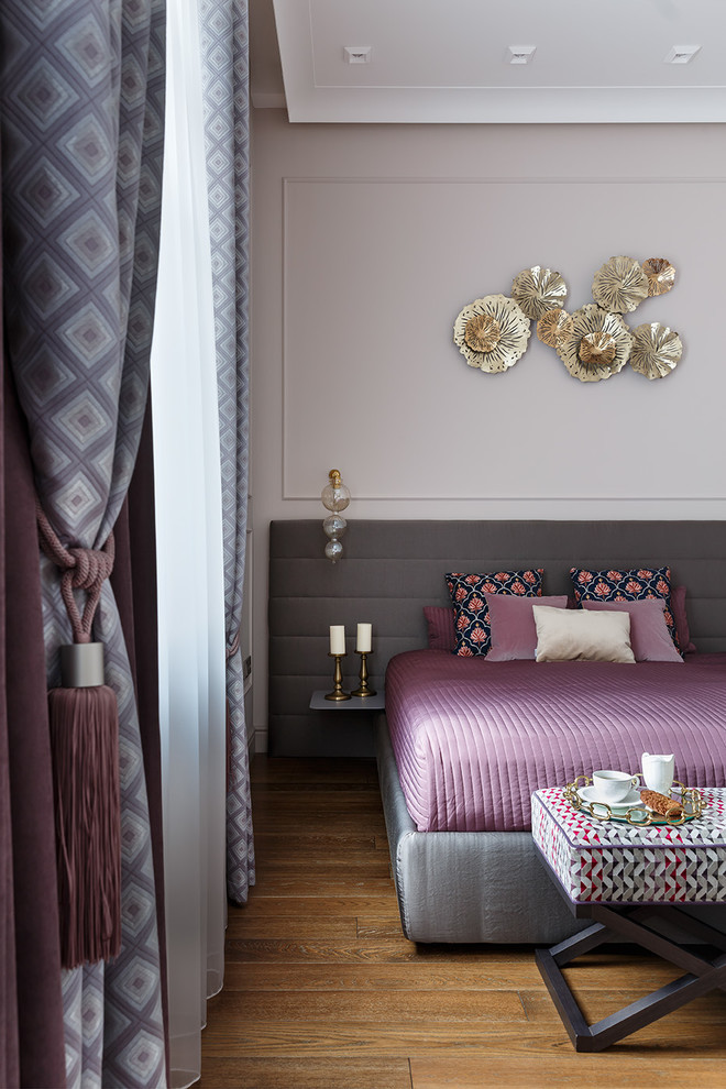 Imagen de dormitorio principal clásico renovado grande con paredes beige y suelo de madera oscura