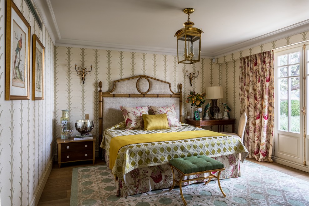 Esempio di una camera matrimoniale classica con pareti beige, pavimento in legno massello medio e pavimento marrone