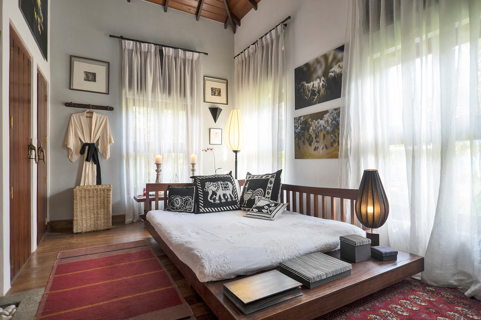 Imagen de dormitorio de estilo zen sin chimenea con suelo de madera oscura