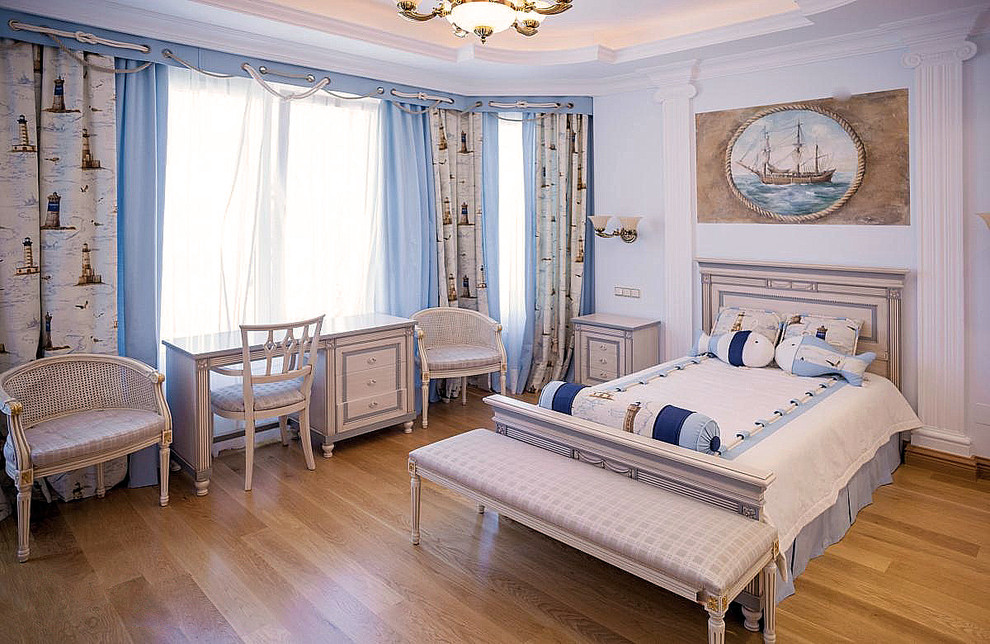 Großes Maritimes Hauptschlafzimmer ohne Kamin mit blauer Wandfarbe und braunem Holzboden in Jekaterinburg