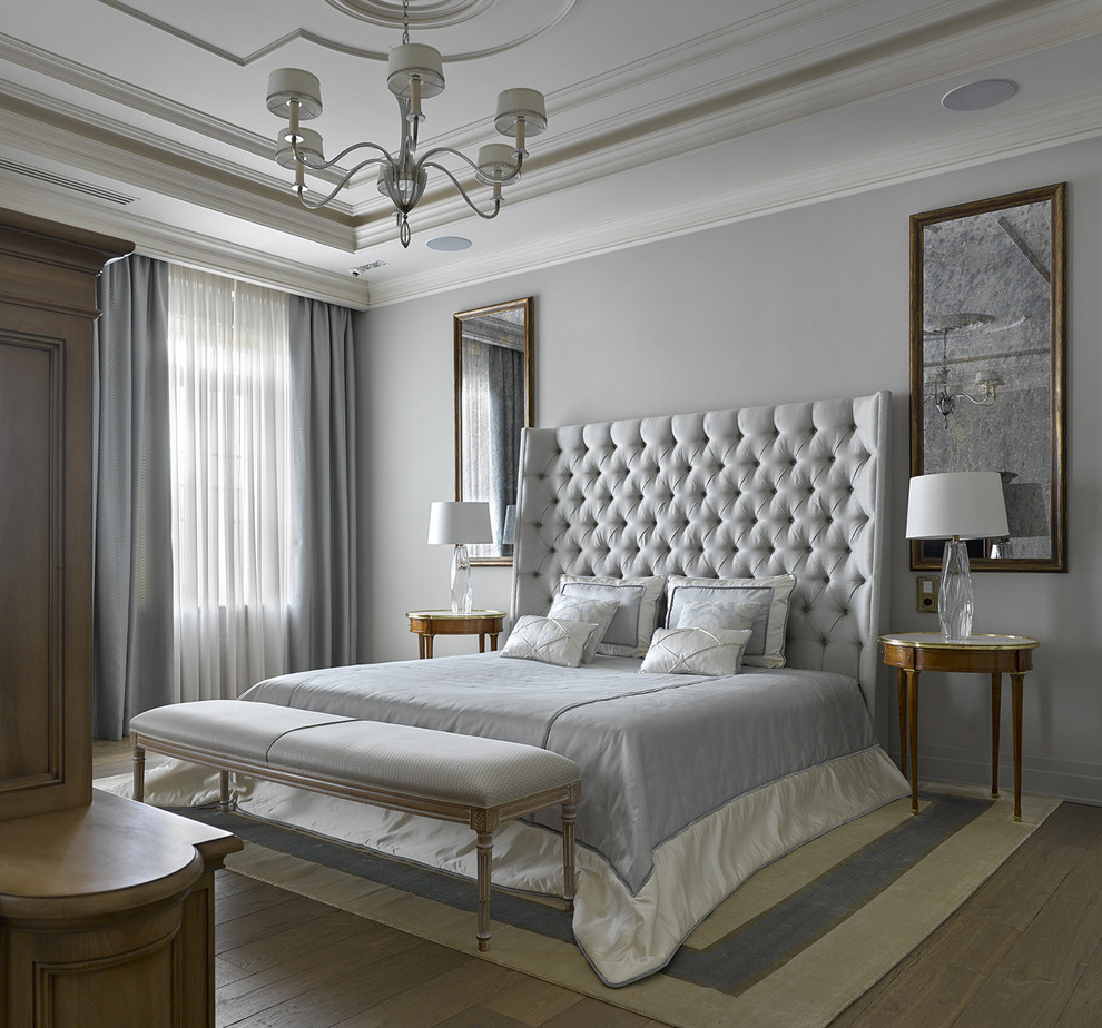 サンクトペテルブルクにあるトラディショナルスタイルのおしゃれな主寝室 (グレーの壁、無垢フローリング、茶色い床、グレーとブラウン) のインテリア