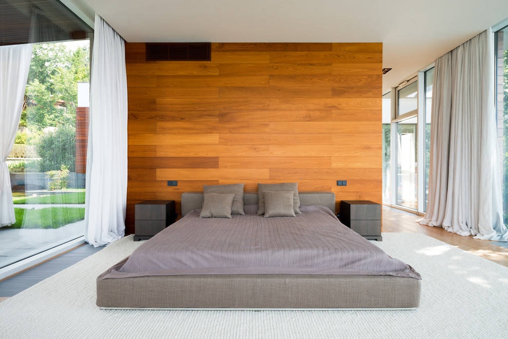 Стильный дизайн: большая хозяйская спальня в современном стиле с коричневыми стенами и ковровым покрытием - последний тренд