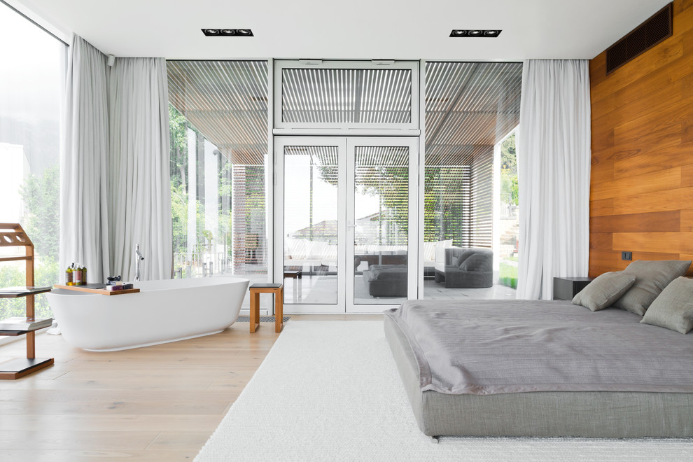 Стильный дизайн: большая хозяйская спальня в современном стиле с коричневыми стенами - последний тренд