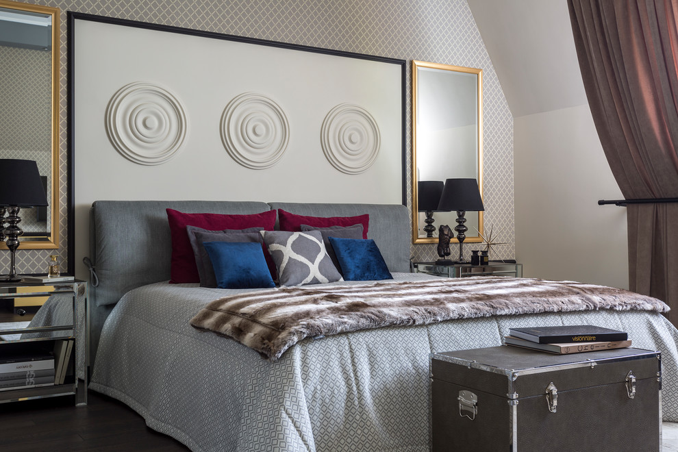 Свежая идея для дизайна: хозяйская спальня в современном стиле с серыми стенами, темным паркетным полом и коричневым полом - отличное фото интерьера
