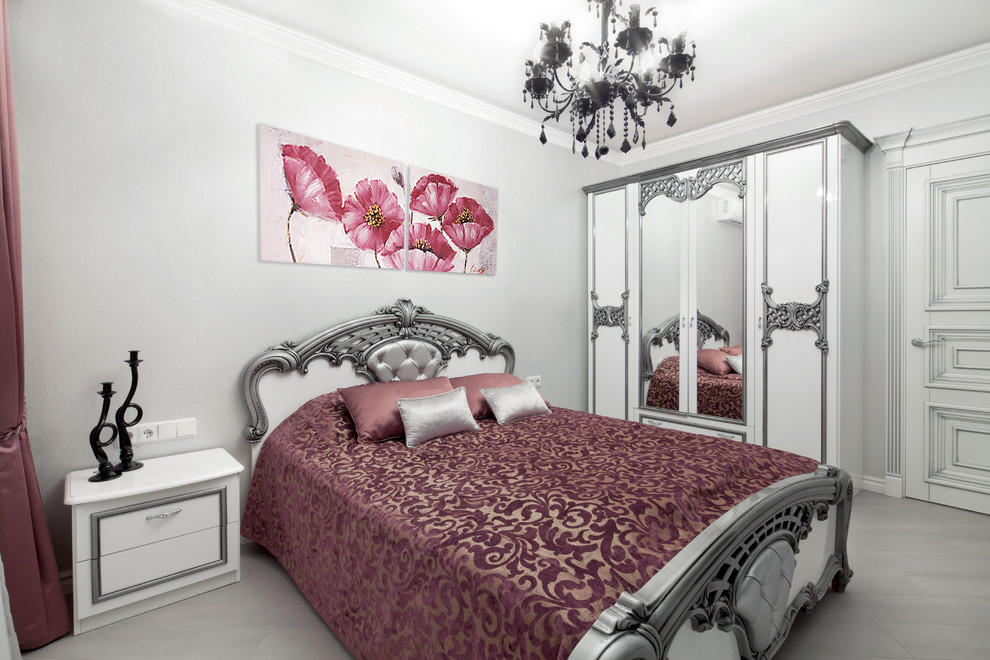 На фото: хозяйская спальня в классическом стиле с белыми стенами с