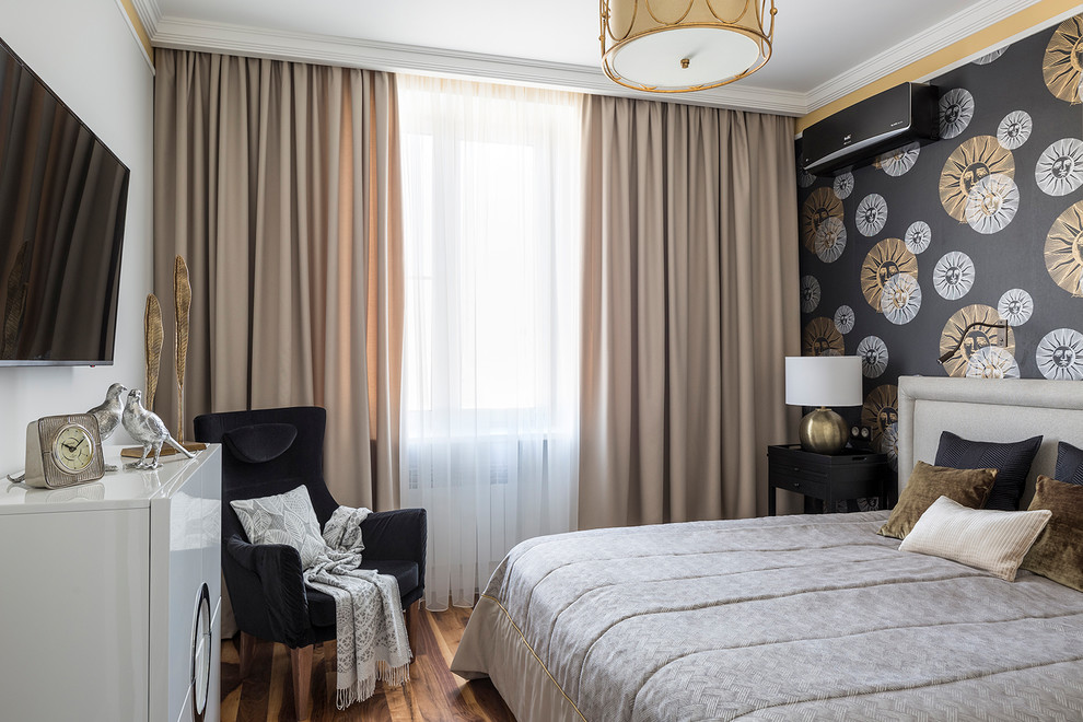 Foto de dormitorio principal clásico renovado con paredes negras, suelo de madera oscura y suelo marrón