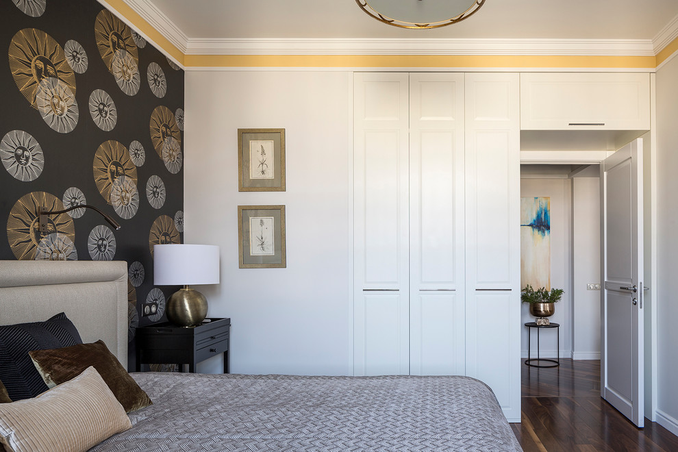 Diseño de dormitorio principal clásico renovado con suelo de madera oscura, suelo marrón y paredes amarillas