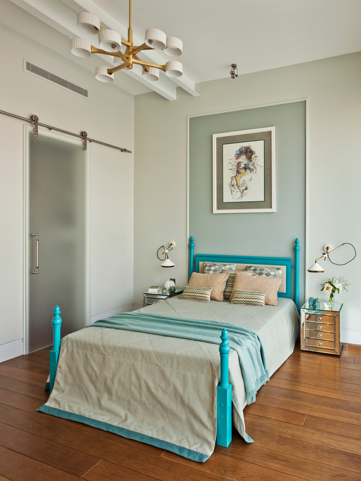 Diseño de dormitorio actual con paredes grises, suelo de madera en tonos medios y suelo naranja