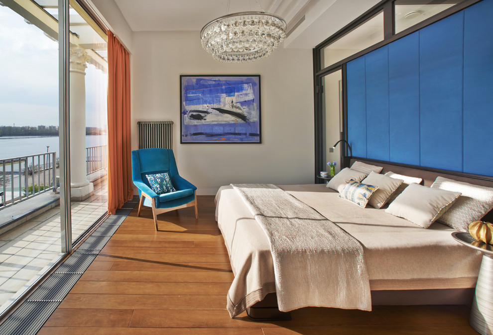 Идея дизайна: хозяйская спальня в современном стиле с белыми стенами, паркетным полом среднего тона и оранжевым полом