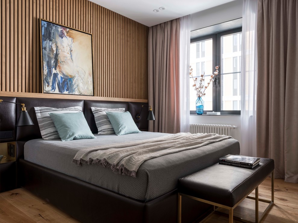 Diseño de dormitorio principal actual de tamaño medio con paredes marrones, suelo de madera en tonos medios y suelo marrón