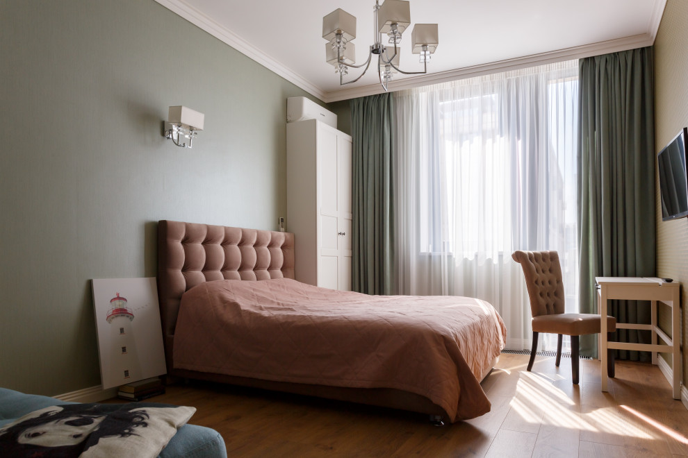 Mittelgroßes Klassisches Gästezimmer mit grüner Wandfarbe, Laminat und braunem Boden in Moskau