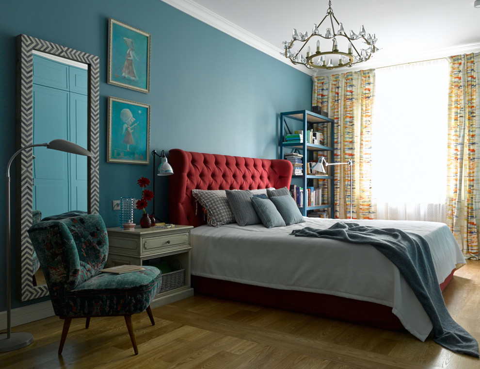 モスクワにあるトランジショナルスタイルのおしゃれな主寝室 (青い壁、無垢フローリング)