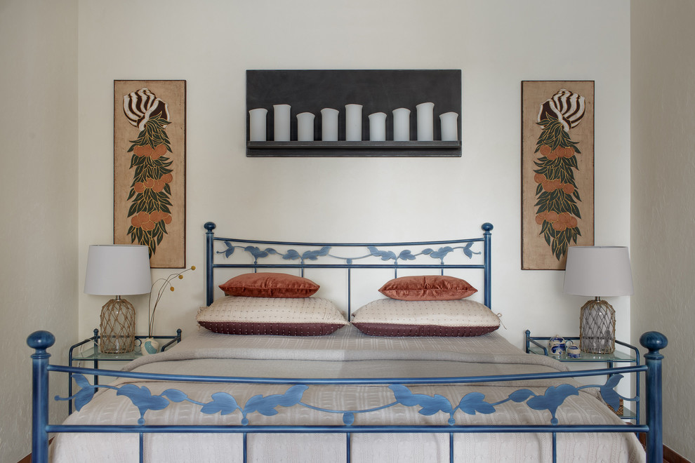 На фото: маленькая гостевая спальня (комната для гостей): освещение в средиземноморском стиле с бежевыми стенами, полом из керамической плитки и коричневым полом для на участке и в саду с
