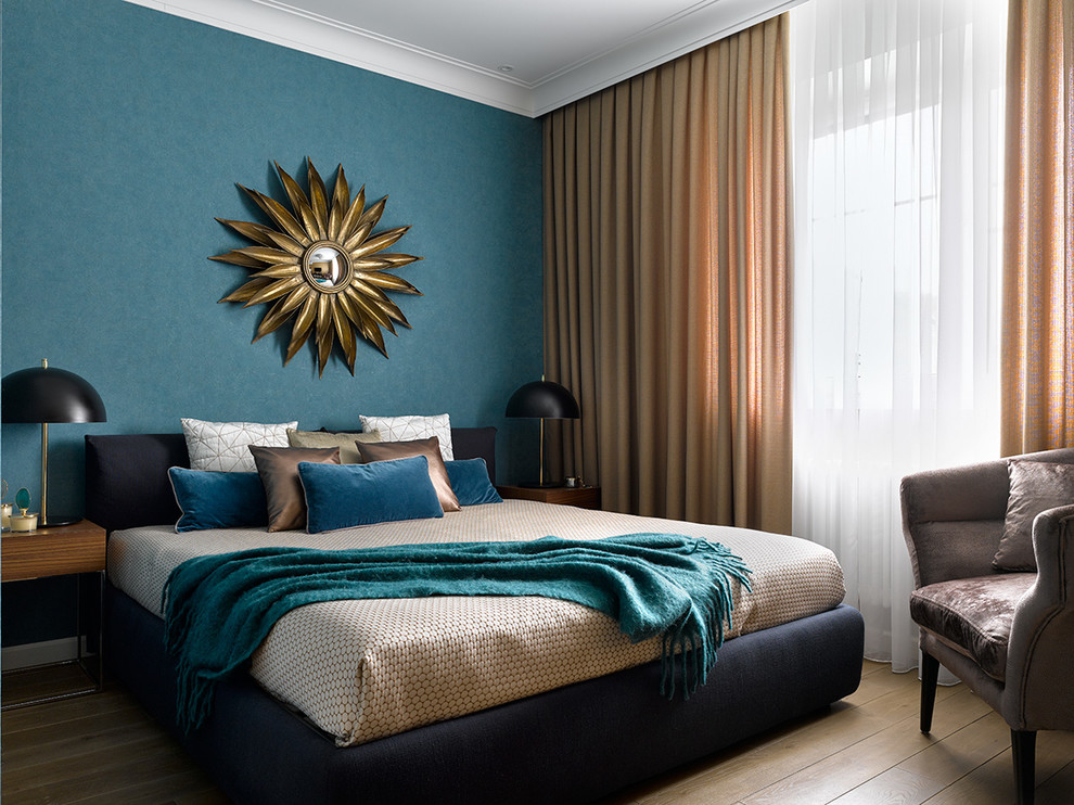На фото: хозяйская спальня среднего размера: освещение в современном стиле с паркетным полом среднего тона и синими стенами без камина