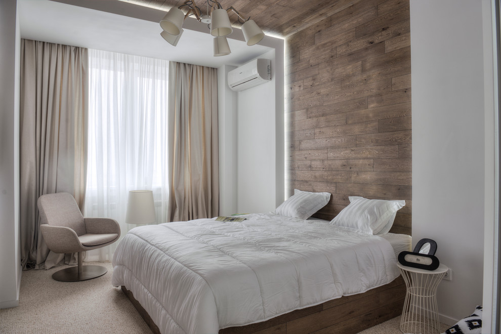Mittelgroßes Modernes Hauptschlafzimmer ohne Kamin mit weißer Wandfarbe, Teppichboden und beigem Boden in Sonstige