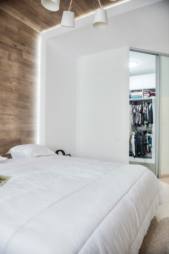 Идея дизайна: хозяйская спальня среднего размера в современном стиле с белыми стенами и ковровым покрытием без камина
