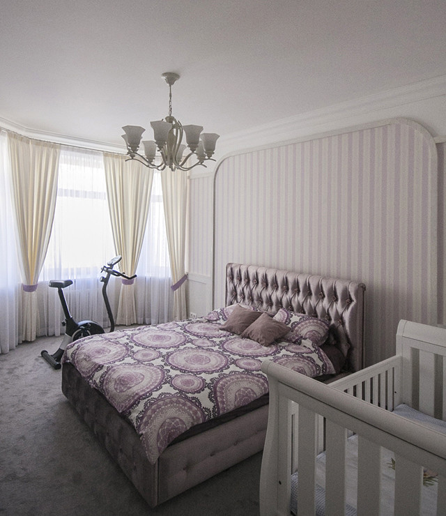 Свежая идея для дизайна: хозяйская спальня среднего размера в классическом стиле с фиолетовыми стенами, ковровым покрытием и фиолетовым полом - отличное фото интерьера