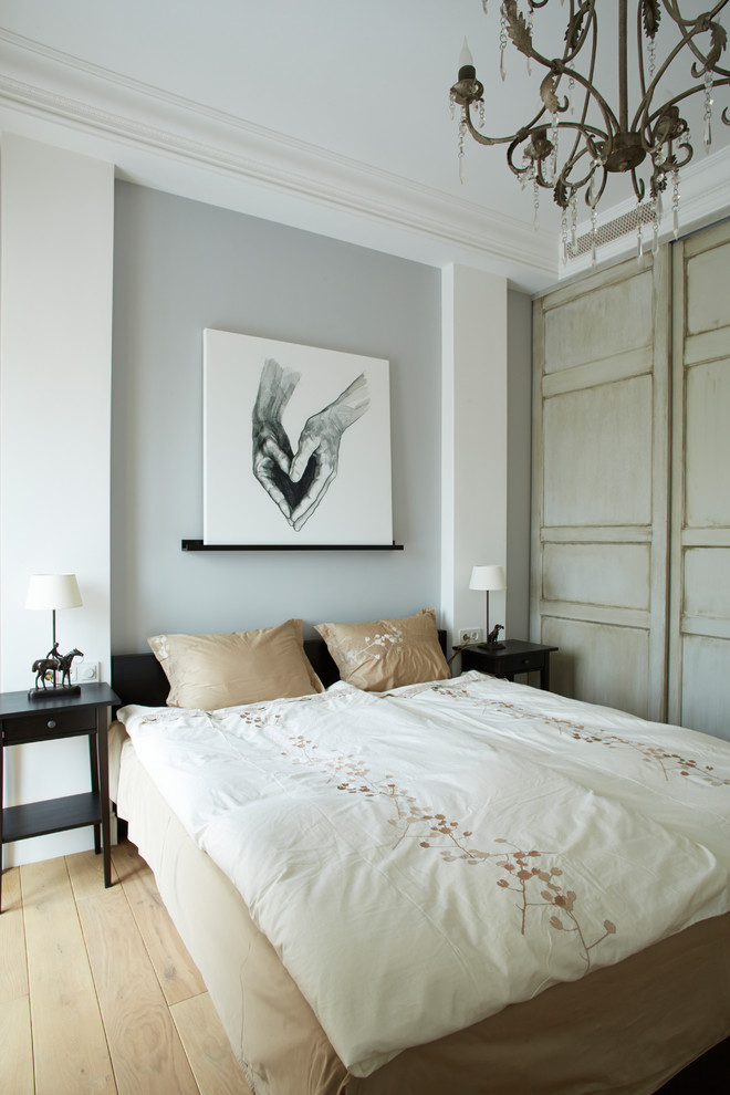 Imagen de dormitorio principal contemporáneo con paredes grises y suelo de madera clara